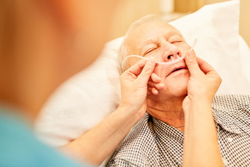 Pflegekraft kontrolliert die Sauerstoffbrille