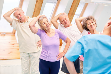 Gruppe Senioren beim gesunden Dehnen