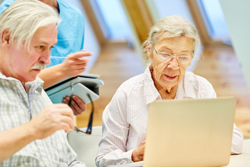 Senioren Paar im Computerkurs lernt zusammen