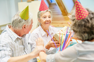 Senior Frau als Geburtstagskind freut sich