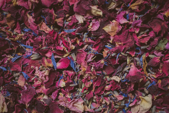   Guardar Descargar vista previa Dried flower petals and leaves as background. Natural confetti. Rose and lavender died petals as texture. 