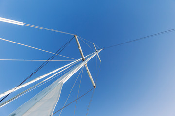 Fototapeta premium Segelmast im blauen Himmel 