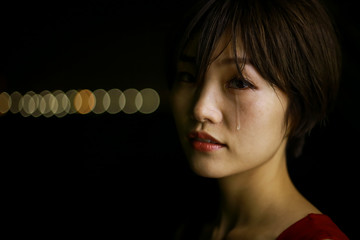 涙を流す女性