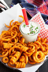 Curly fries, gedrehte Pommes mit Dip