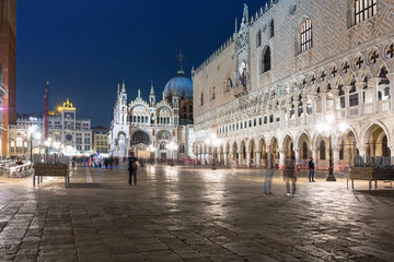 Fototapeta premium Piazza San Marco square with Doges Palace in Venice city at night, Italy