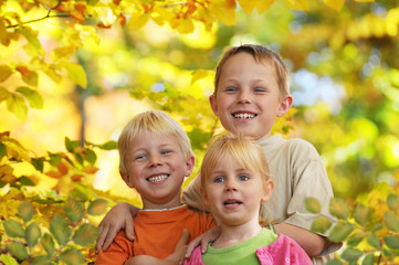 Kinder spielen glücklich im leuchtenden Herbstwald