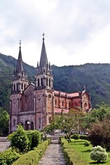 Fototapeta na wymiar Basílica de Santa María la Real de Covadonga, Asturias, España..