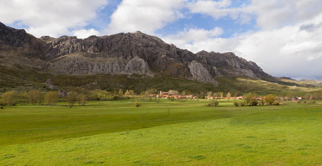 Fototapeta na wymiar Nice Mountain Village (Cubillas de Arbas) in valley with green spring meadows, Leon province, Spain 