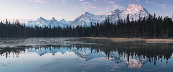 Foto auf Acrylglas Landschaft Fast fast perfektes Spiegelbild der Rocky Mountains im Bow River. In der Nähe von Canmore, Alberta, Kanada. Die Wintersaison kommt. Bärenland. Schönes Landschaftshintergrundkonzept.