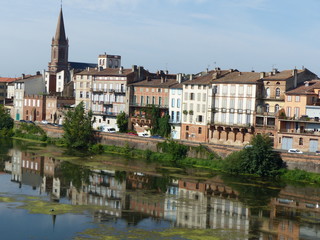Fototapeta na wymiar Città di Montauban sul fiume nel sud ovest della Francia.