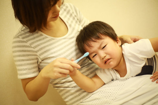 歯磨きを嫌がる男の子