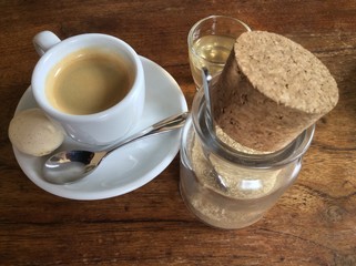 tasse de café, meringue, sucre et verre de punch