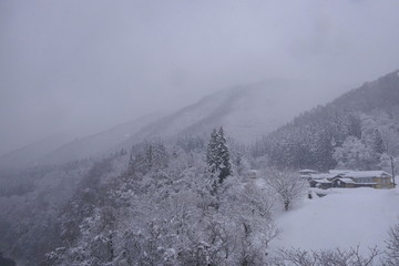 豪雪地帯の集落。湯沢　秋田　日本。１月上旬。