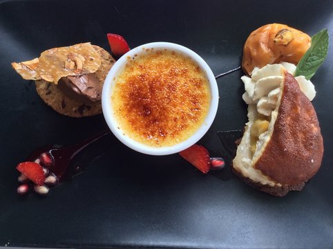 Trilogie de desserts, blanc manger, cookies et cr&egrave;me br&ucirc;l&eacute;e 