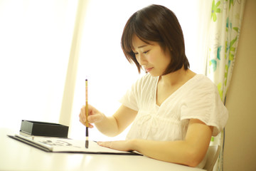 書道をする女性