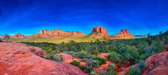 Fotobehang Donkerblauw Pamorama van Bell Rock, Courthouse Butte en Munds Moutain Wilderness van Yavapai Point, Arizona