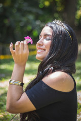 mujer mirando una flor