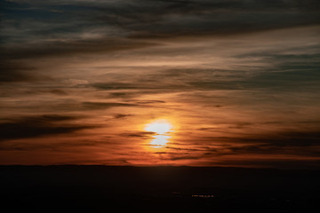 Fototapeta na wymiar Sonnenuntergang mit Schleierwolken