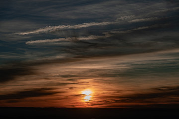 Naklejka na ściany i meble Sonnenuntergang mit Schleierwolken