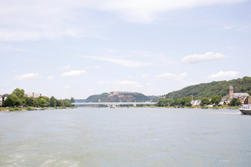 weitblick auf die brücke über den rhein  in koblenz am rhein fotografiert an einem sonnigen Tag