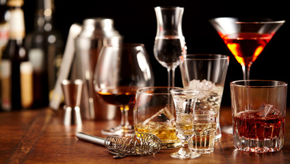 Obraz premium Nightlife concept with assorted alcoholic beverage