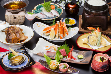 会席　和　料理　肉　刺身　鮪　鯛　兜煮　調理　懐石　盛り付け　しゃぶしゃぶ　デザート　味噌汁　和食　釜飯　ご飯　鍋　日本　雅　和紙　茶碗蒸　陶器　豚肉　白飯　野菜　雅　新鮮　鮮魚　アワビ