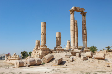 Fototapeta premium Temple of Hercules - Ancient Roman architecture located in Amman Citadel Jordan 