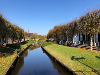 Fototapeta na wymiar Canal in IJlst during autumn