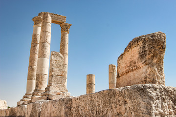 Fototapeta na wymiar Temple of Hercules - Ancient Roman architecture located in Amman Citadel Jordan 