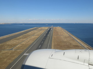 東京国際空港（羽田空港）着陸進入時Ｄ滑走路上からの機窓