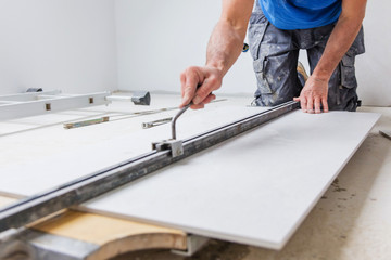 Fliesenleger bei der Arbeit, Haus umbau oder renovierung