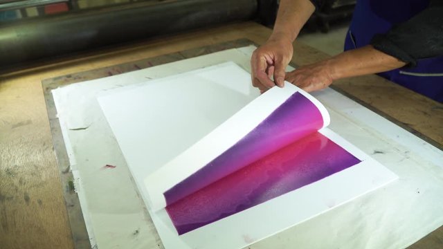 Once the printing process has passed, remove the paper from the mold.