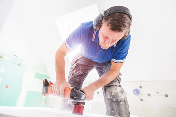 Fliesenleger bei der Arbeit, Haus umbau oder renovierung