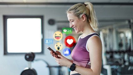Frau als Social Media Influencer mit Smartphone