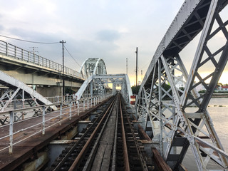 Obraz premium Railway tracks at steel rail bridge
