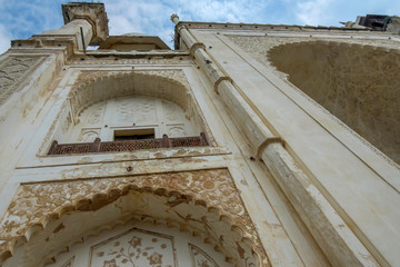 Obraz premium Aurangabad, India - October 29 2019: The Bibi Ka Maqbara at Aurangabad India. It was commissioned in 1660 by the Mughal emperor Aurangzeb in the memory of his first and chief wife Dilras Banu Begum.