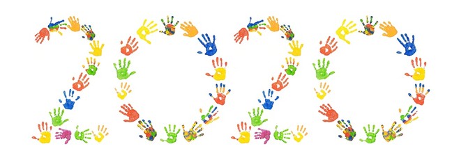 Jahreszahl 2020 aus bunten Abdrücken von Kinderhänden, zum Jahreswechsel/ Neujahr/ neuen Jahr 