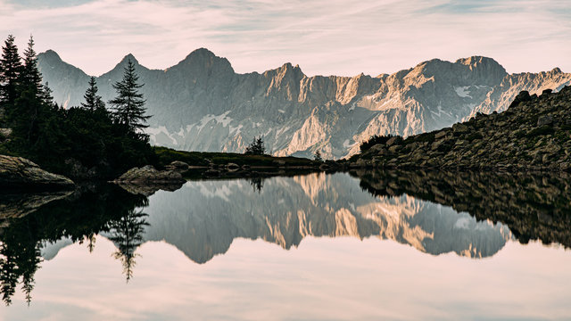 Wandern zum Spiegelsee mit dem Dachstein Massiv im Hintergrund  in der Steiermark in &Ouml;sterreich