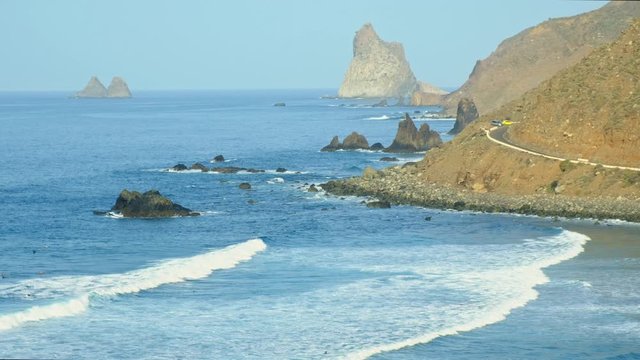 Die raue schroffe Steilk&uuml;ste im Norden von Teneriffa. Beliebte Badebuchten mit Sandstrand zwischen Almaciga und Benijo. Felsen, Vulkangestein, der Atlantik und das Anagagebirge im Hintergrund.