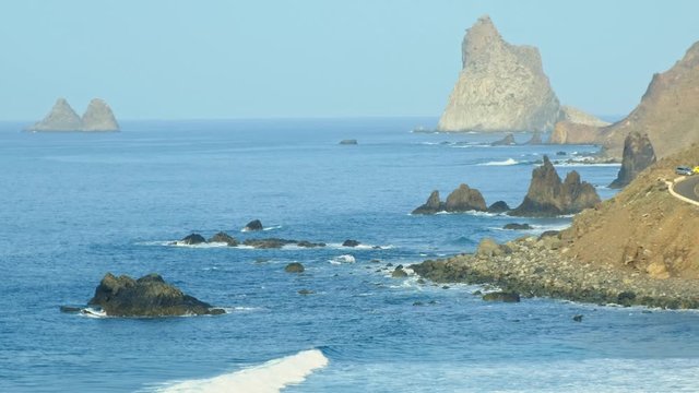 Die raue schroffe Steilk&uuml;ste im Norden von Teneriffa. Beliebte Badebuchten mit Sandstrand zwischen Almaciga und Benijo. Felsen, Vulkangestein, der Atlantik und das Anagagebirge im Hintergrund.
