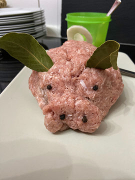 Mettschweinchen mit Lorbeerohren und Zwiebelschw&auml;nzchen