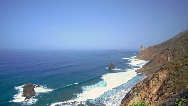 Die raue schroffe Steilk&uuml;ste im Norden von Teneriffa. Beliebte Badebuchten mit Sandstrand zwischen Almaciga und Benijo. Felsen, Vulkangestein, der Atlantik und das Anagagebirge im Hintergrund.
