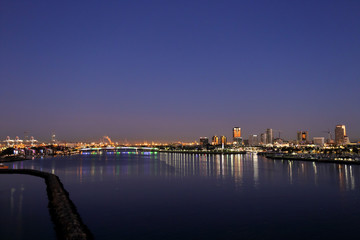 Obraz premium A view of Long Beach marina, California from a cruise ship at dawn