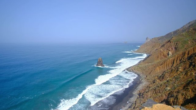 Die raue schroffe Steilk&uuml;ste im Norden von Teneriffa. Beliebte Badebuchten mit Sandstrand zwischen Almaciga und Benijo. Felsen, Vulkangestein, der Atlantik und das Anagagebirge im Hintergrund.