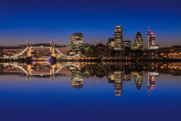 Fototapeta premium London cityscape with reflection from River Thames at sunset