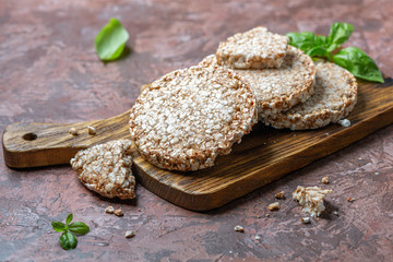 Puffed whole grain crispbread.