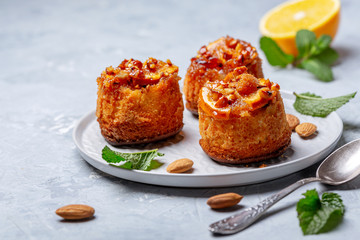Cupcakes with caramelized orange and almonds.