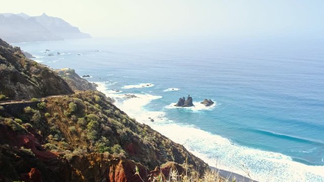 Die raue schroffe Steilk&uuml;ste im Norden von Teneriffa. Beliebte Badebuchten mit Sandstrand zwischen Almaciga und Benijo. Felsen, Vulkangestein, der Atlantik und das Anagagebirge im Hintergrund.
