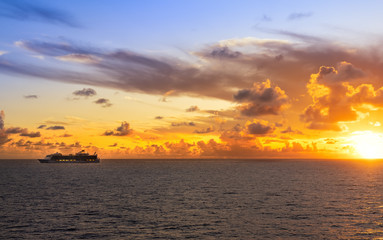 Fototapeta premium Cruise ship sailing into sunset