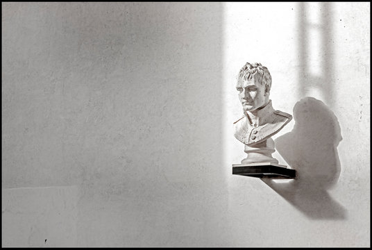 sculpture of a famous ancient person attached to a wall, Antonio canova , possano, arte 